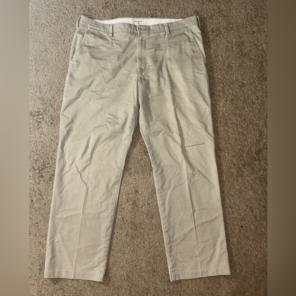 Dockers Men's Light Tan Chinos